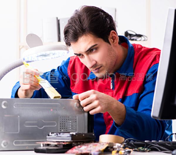 車間維修計(jì)算機(jī)的專業(yè)修理工